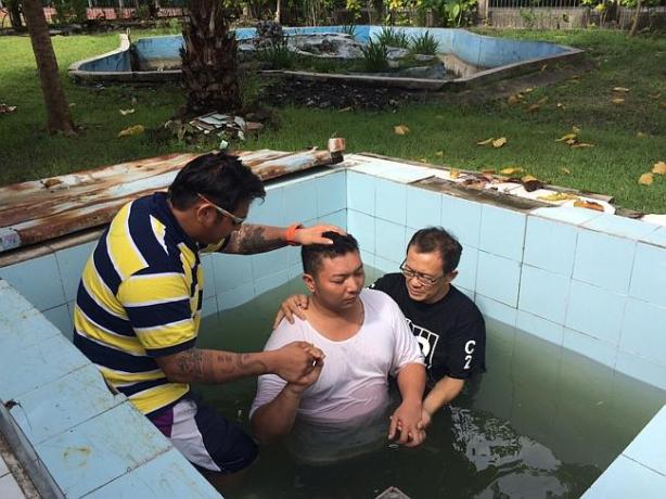 Andrew chan baptises a fellow prisoner inside Kerobokan jail.